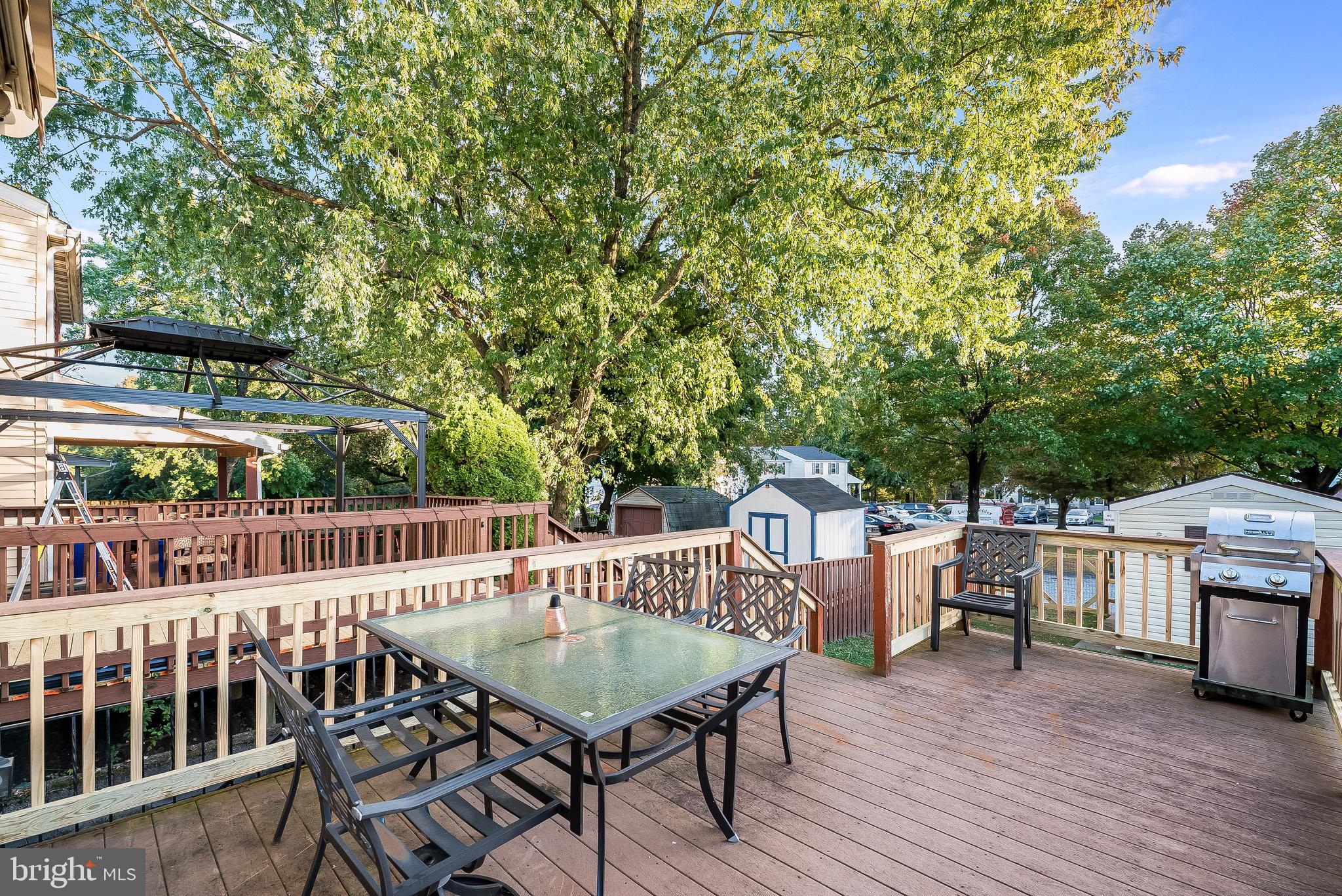 SEVEN COURTS - Residential