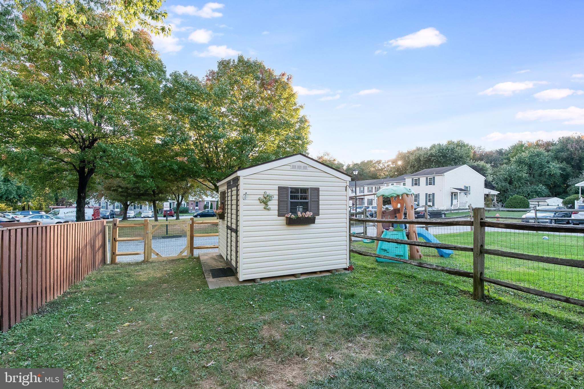 SEVEN COURTS - Residential