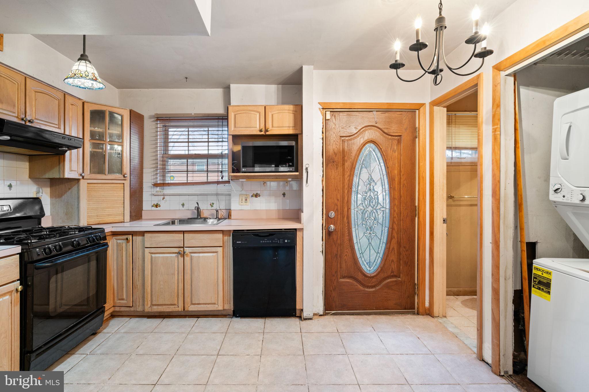 1004 COLONIAL AVENUE