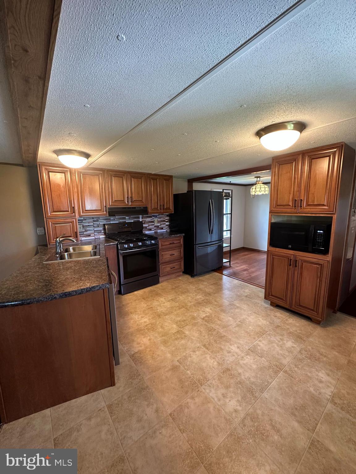 CONTINENTAL COURTS - Residential