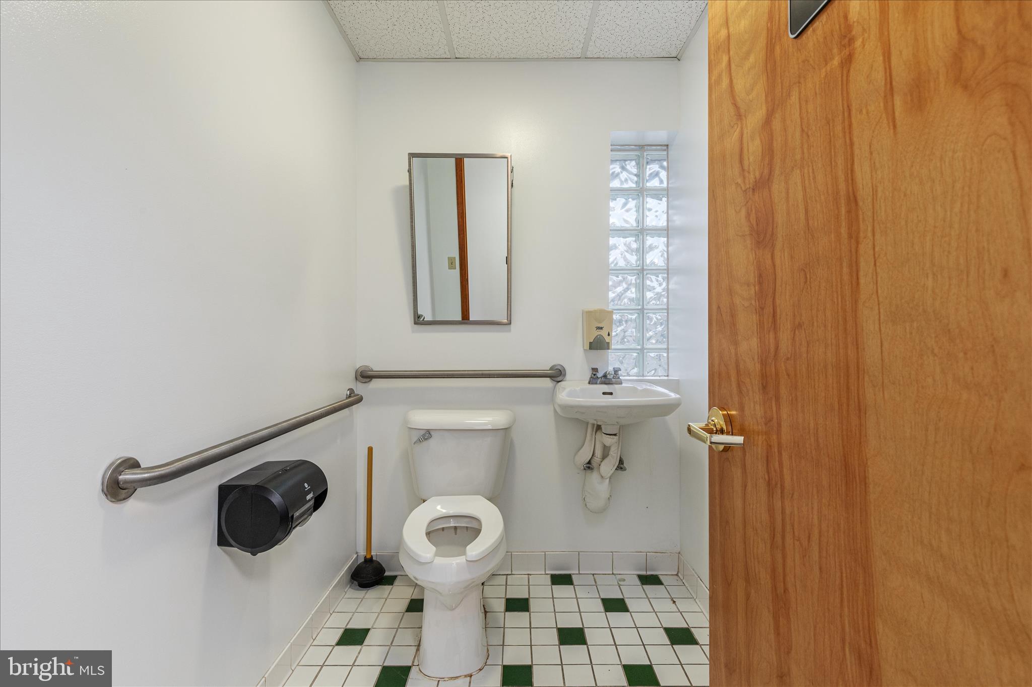 Main image without alt text