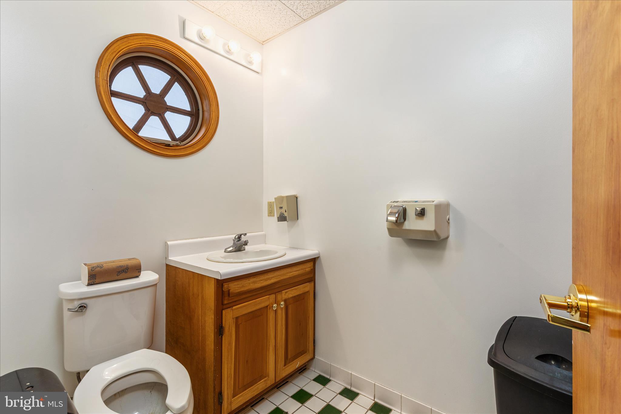 Main image without alt text