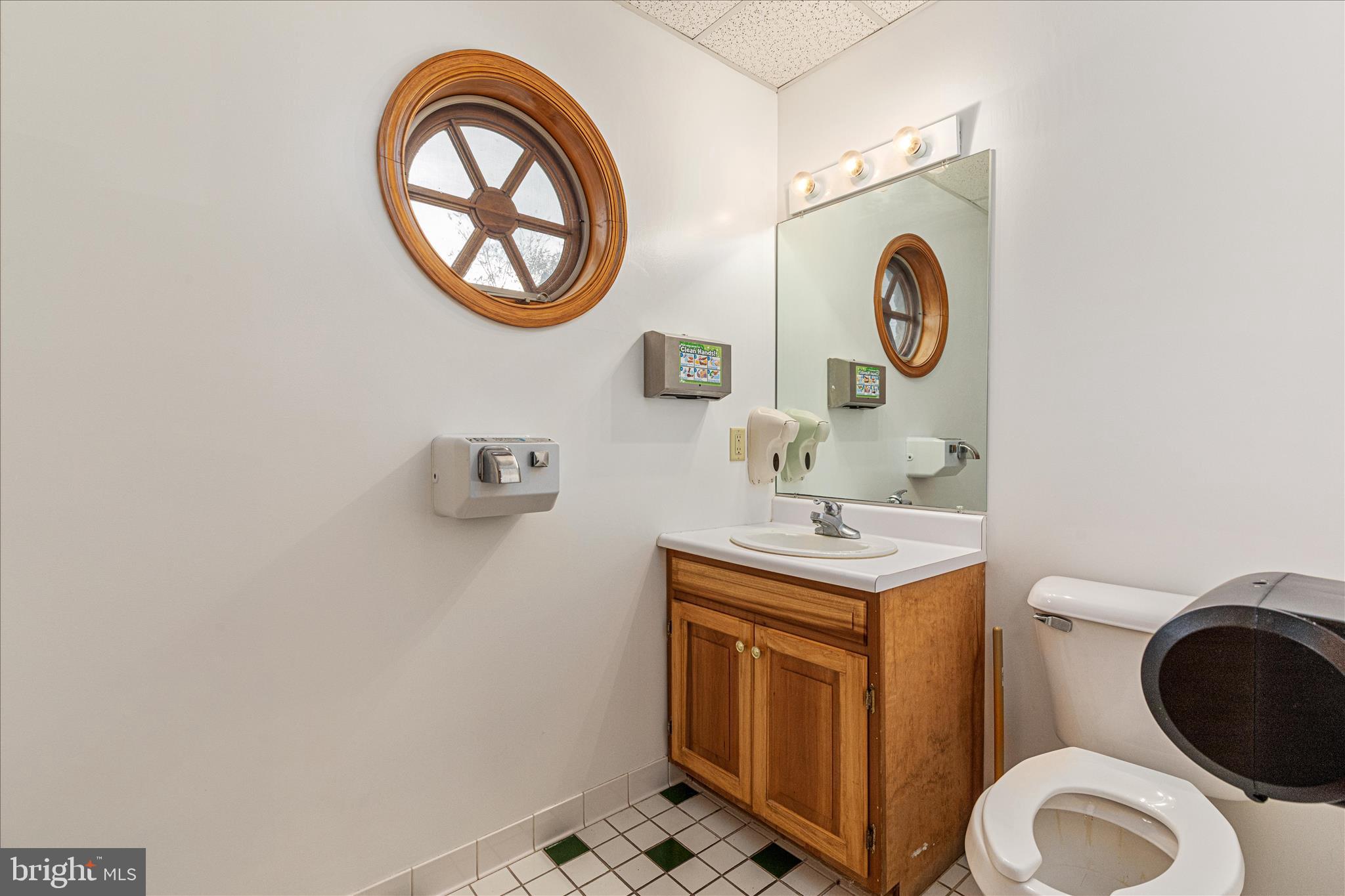 Main image without alt text