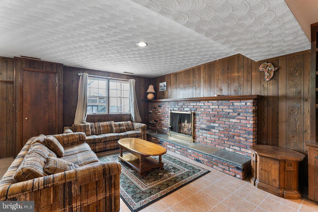 SPRING GARDEN ESTATES - Residential Lease