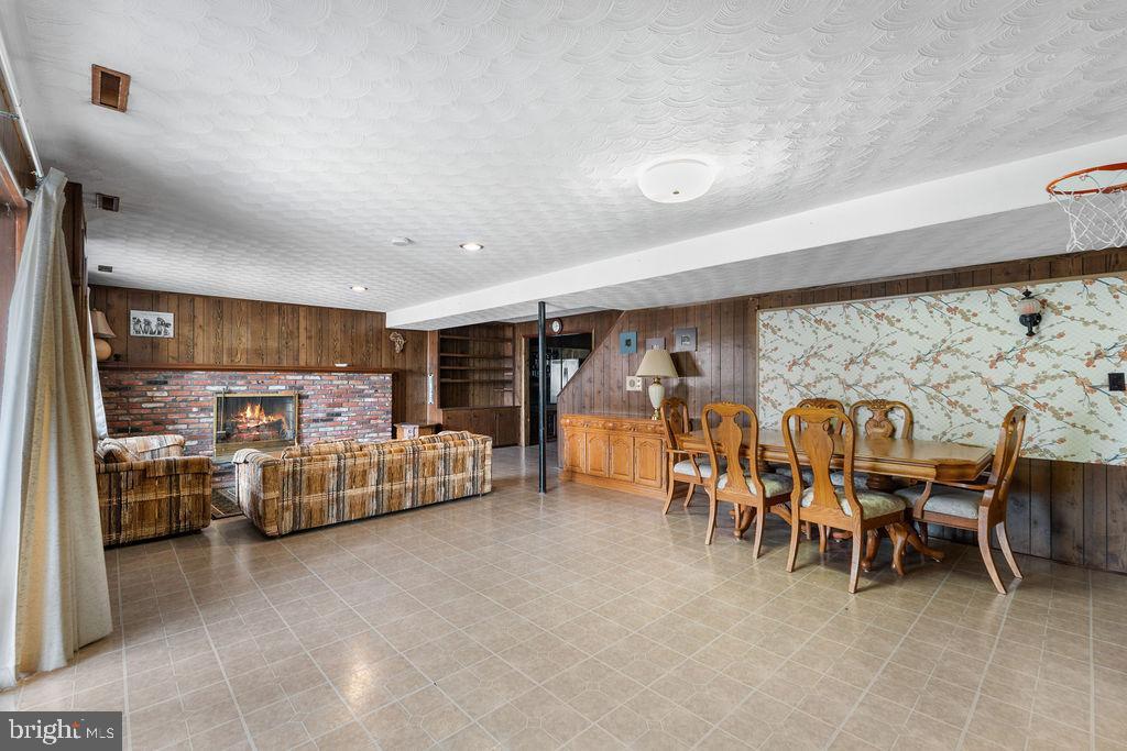 SPRING GARDEN ESTATES - Residential Lease