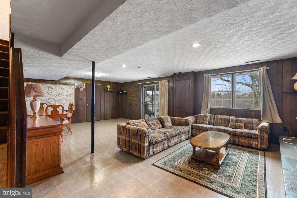 SPRING GARDEN ESTATES - Residential Lease