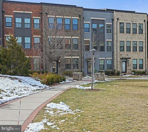 Townhouse For Rent - 13001 Hattontown Square<br/> Fairfax County, HERNDON, VA 20171
