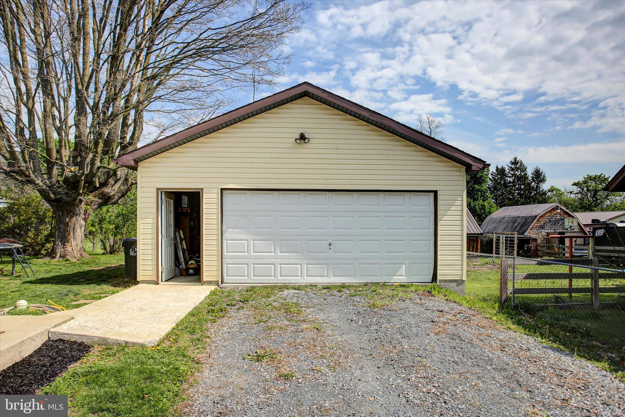 UPPER STRASBURG - Residential