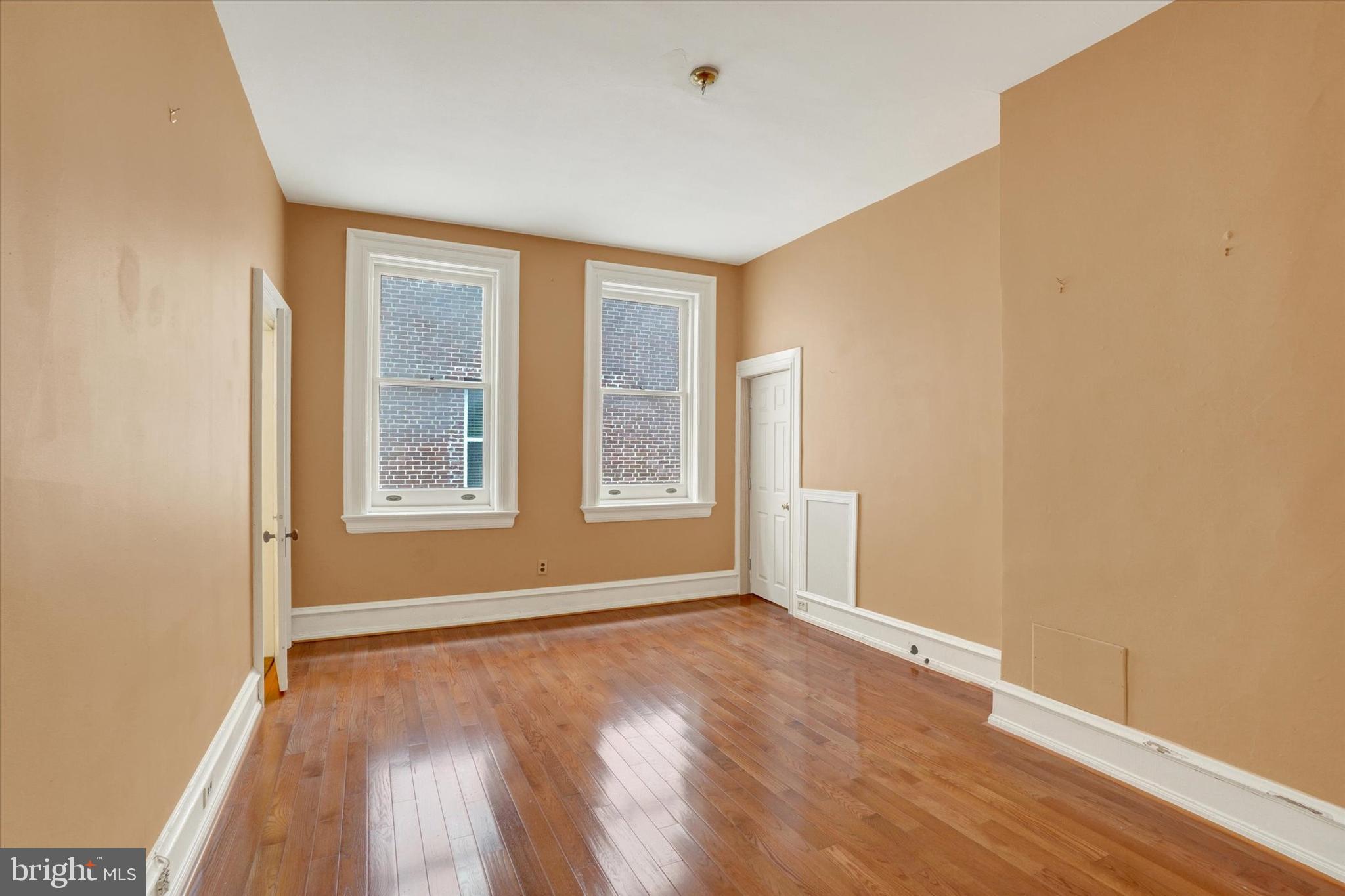 YORK CITY - Commercial Sale
