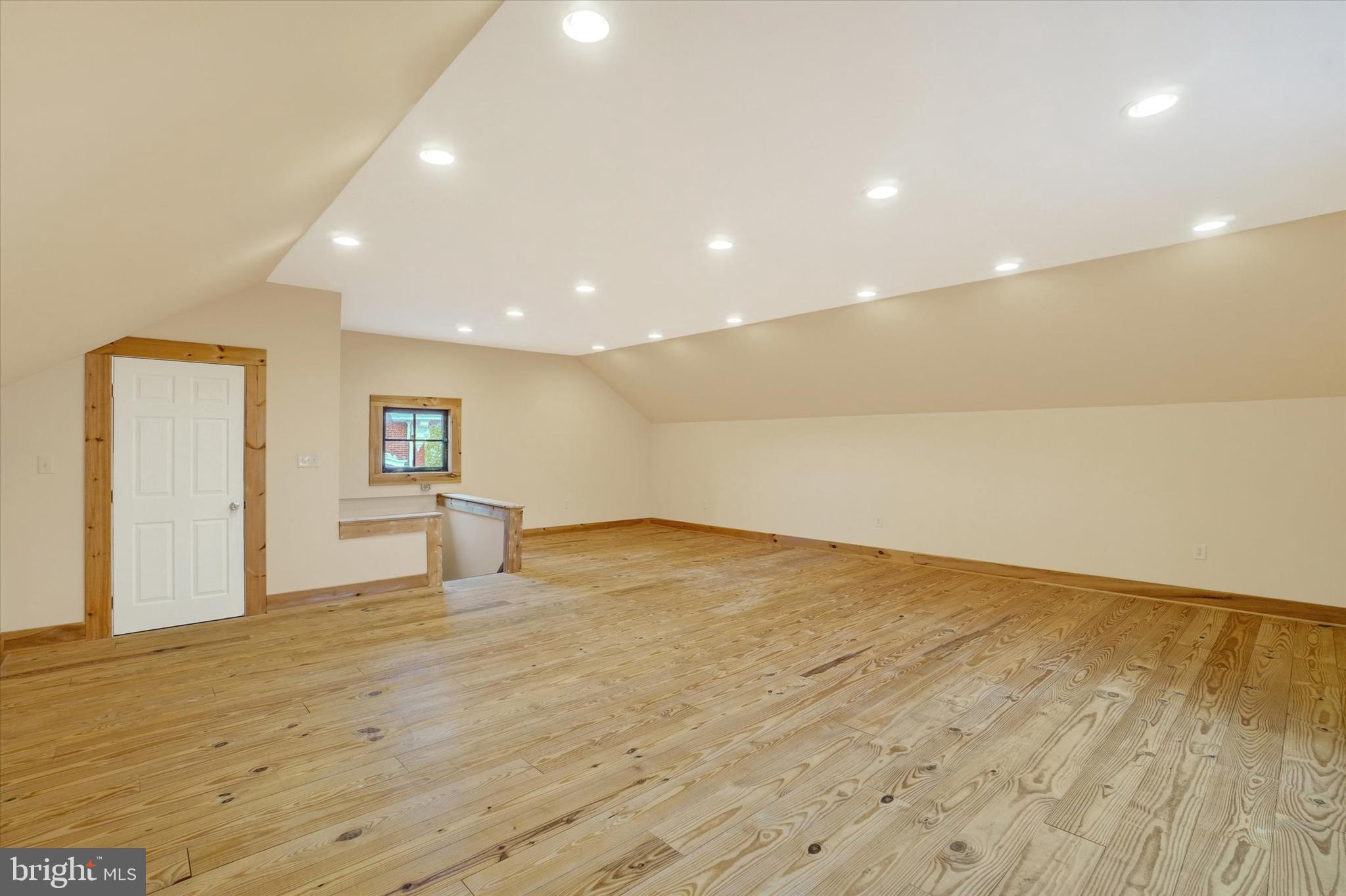 YORK CITY - Commercial Sale
