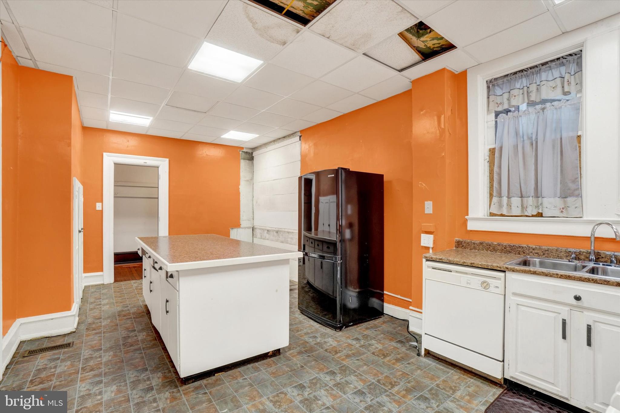YORK CITY - Commercial Sale