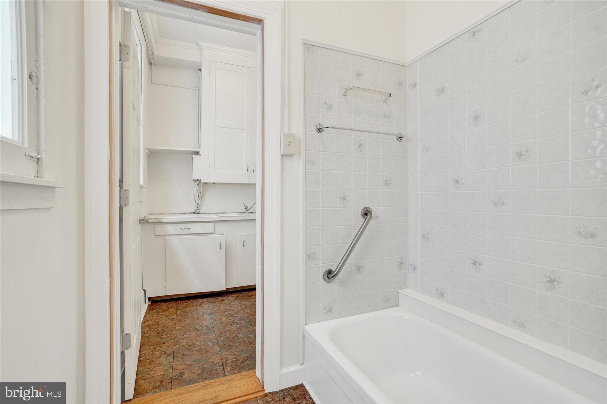 YORK CITY - Commercial Sale