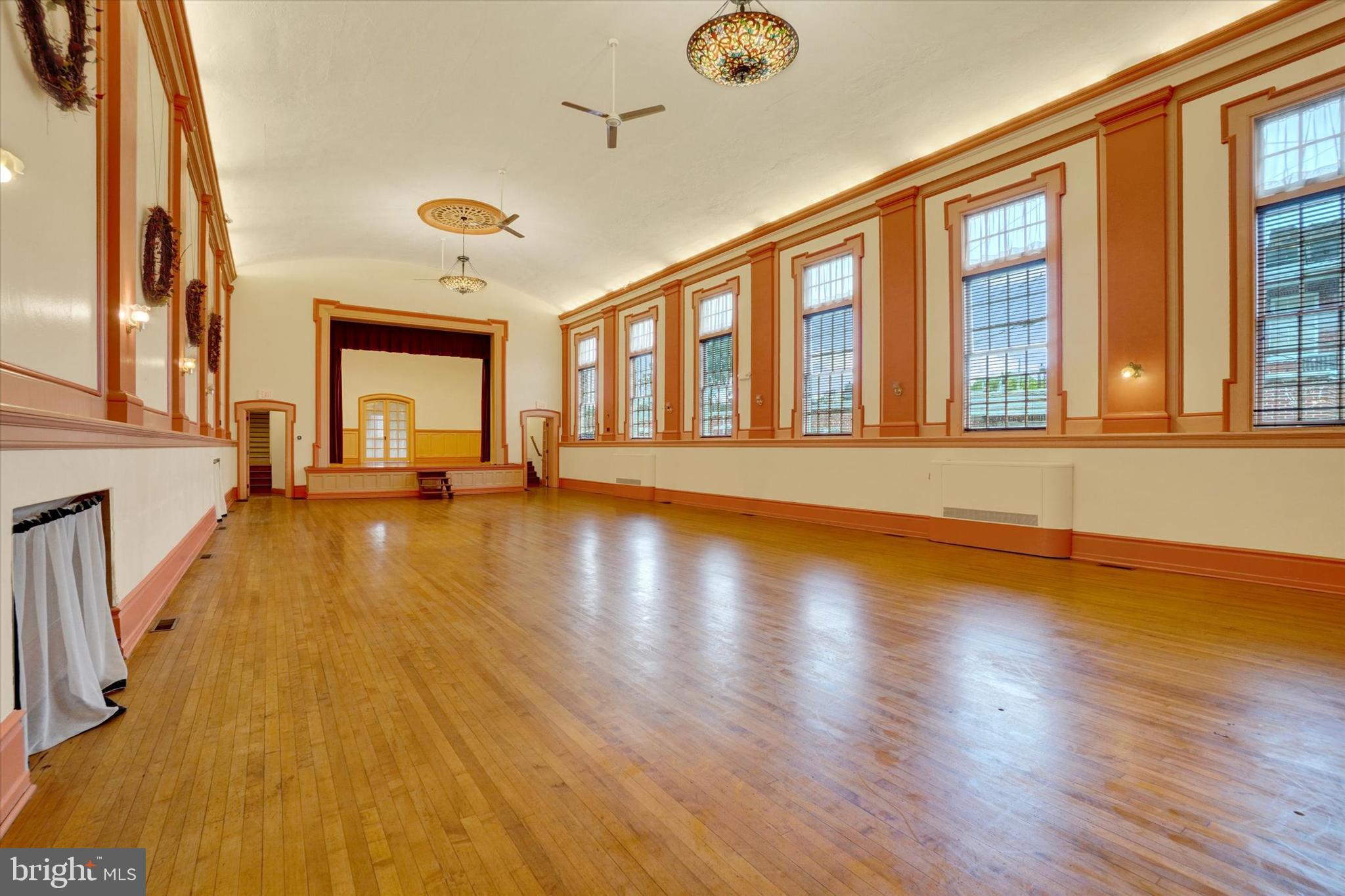 YORK CITY - Commercial Sale