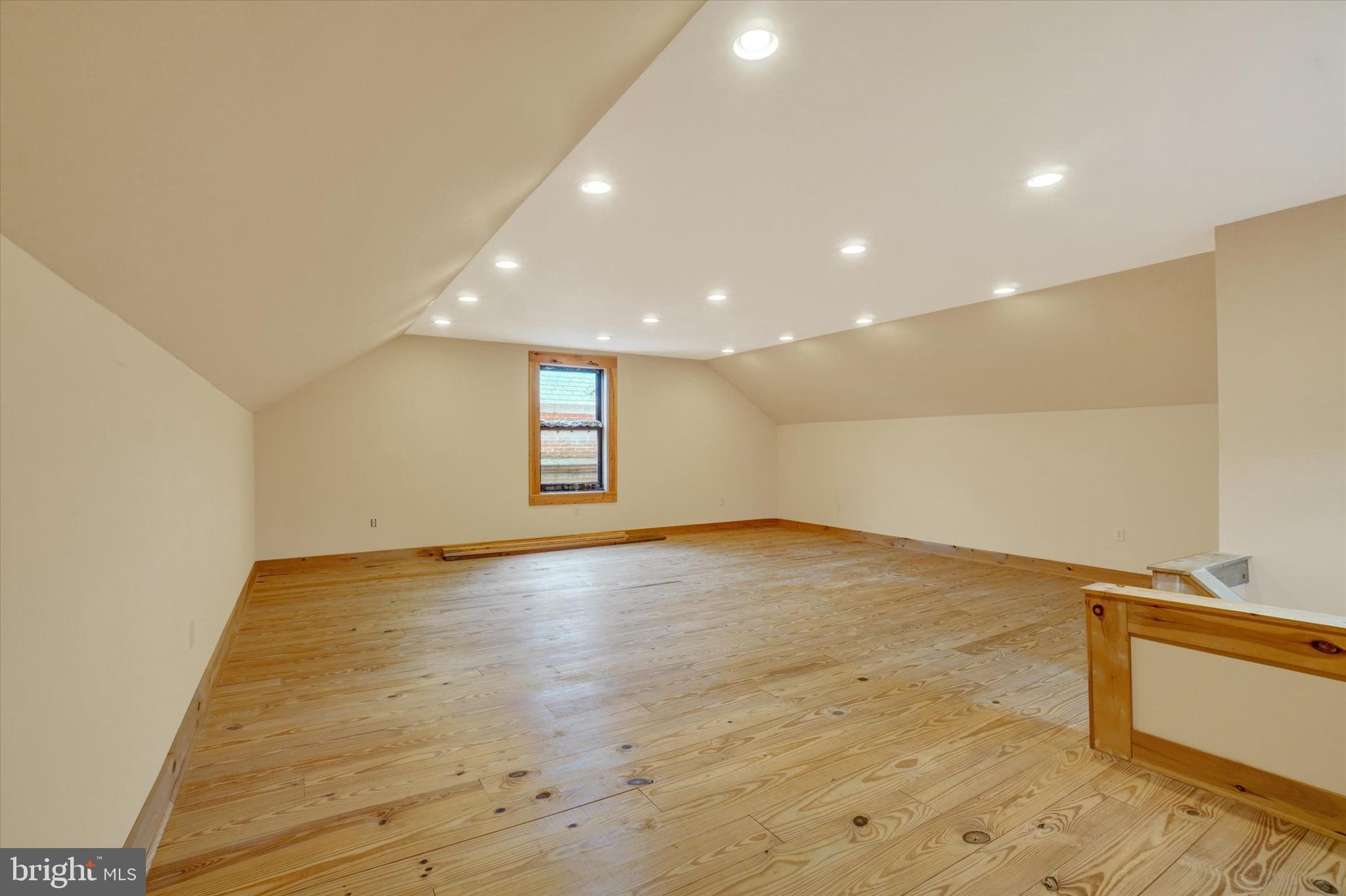 YORK CITY - Commercial Sale