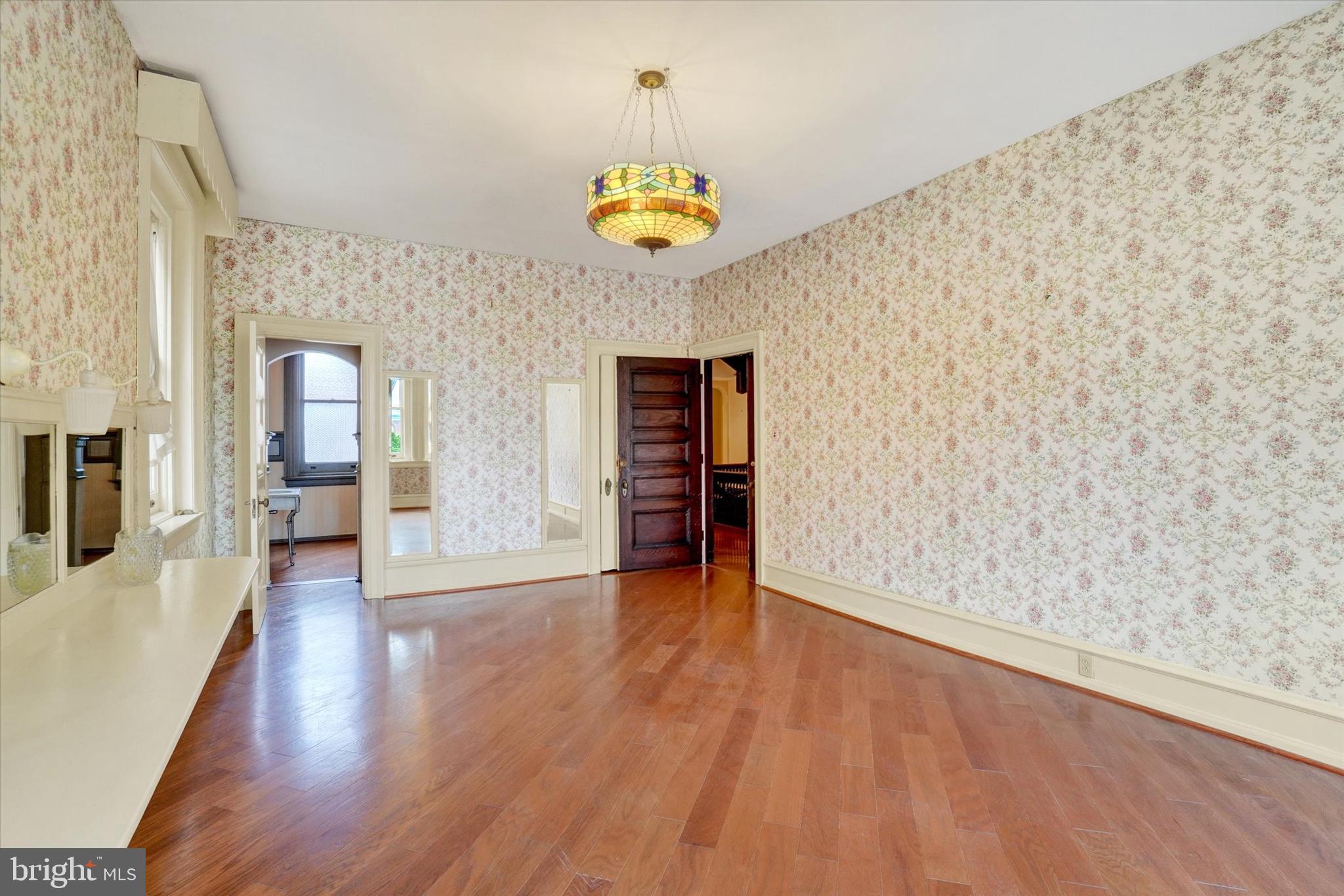 YORK CITY - Commercial Sale