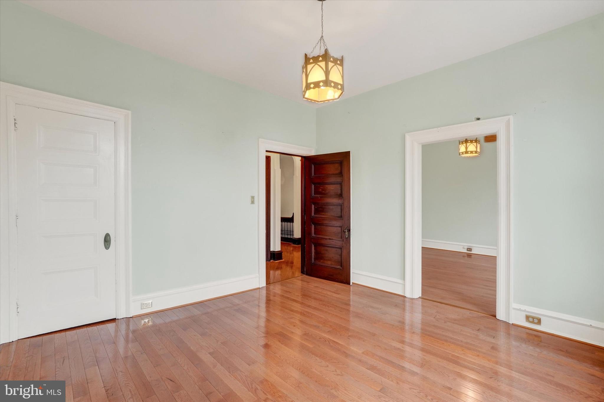 YORK CITY - Commercial Sale
