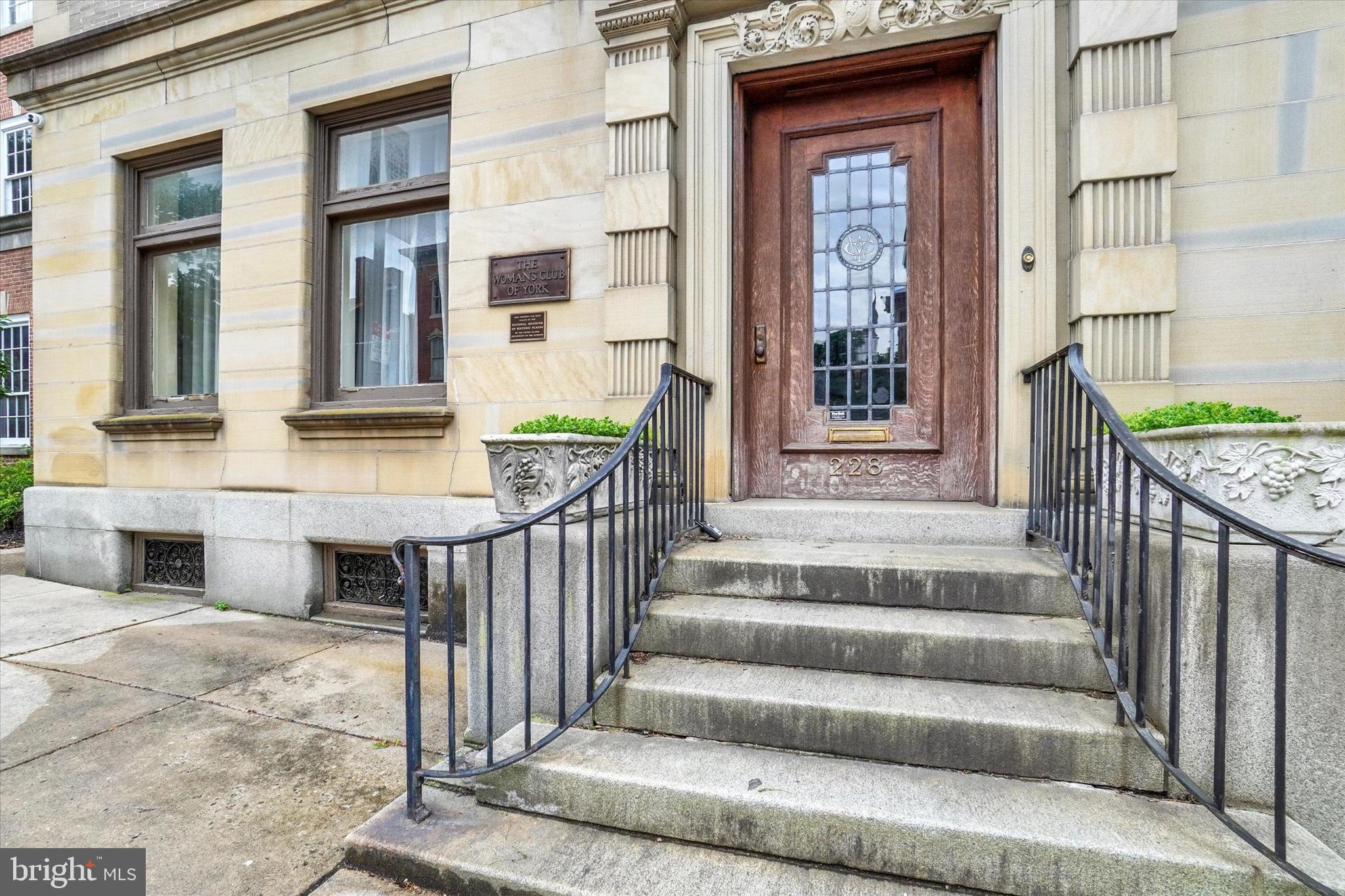 YORK CITY - Commercial Sale