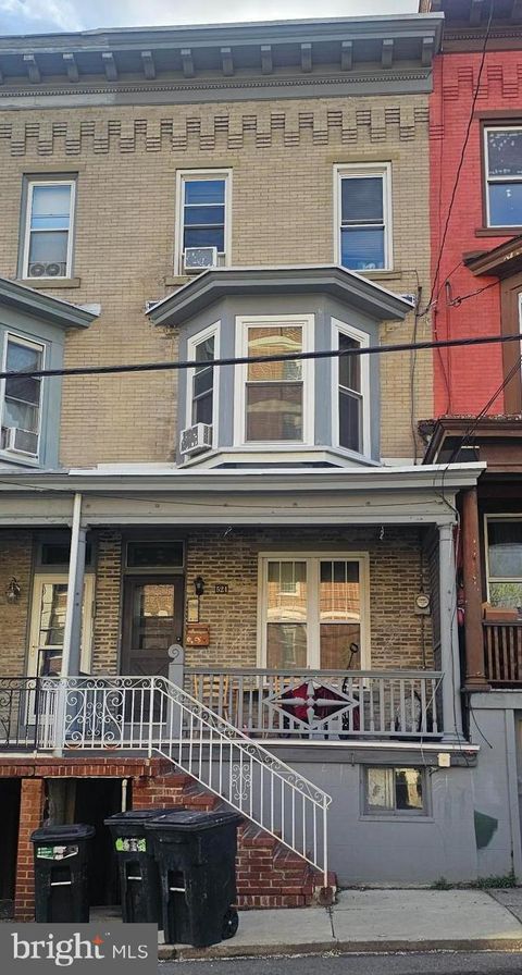 Townhouse For Sale - 521 W Norwegian Street<br/> POTTSVILLE, PA 17901