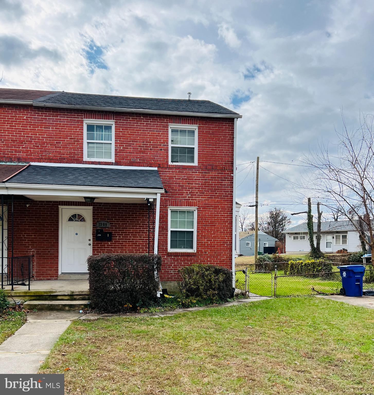 Beautiful, updated 2bd/2ba in Hamilton. Central heat/AC, Parking Pad, fenced in yard. This unit is the first and lower level of the property. NO SMOKING/NO PETS. Apply via Rentspree