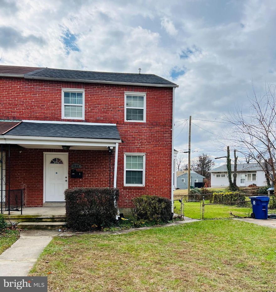 Beautiful, updated 2bd/2ba in Hamilton. Central heat/AC, Parking Pad, fenced in yard. This unit is the first and lower level of the property. NO SMOKING/NO PETS. Apply via Rentspree