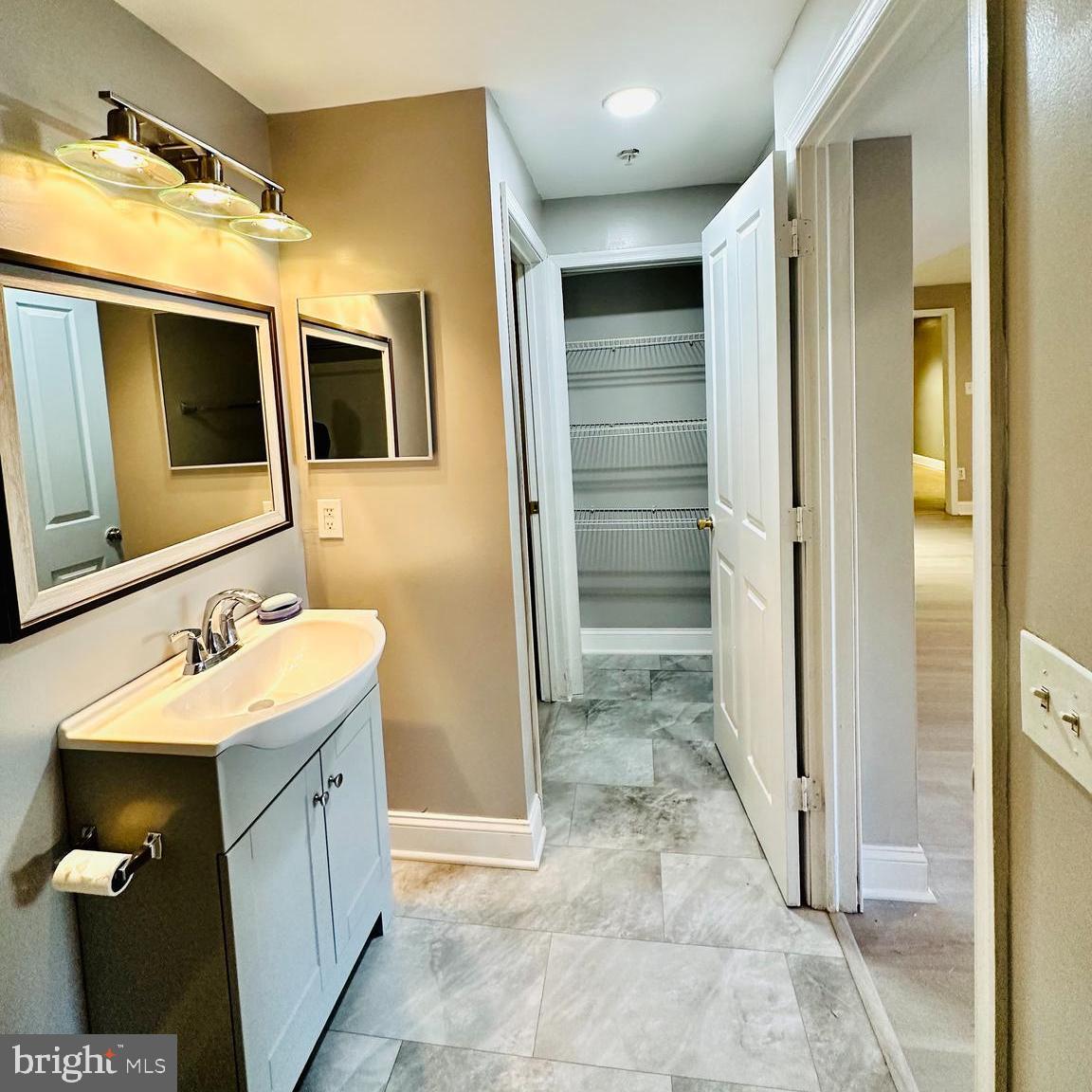 EAST HAMPTON - Residential Lease