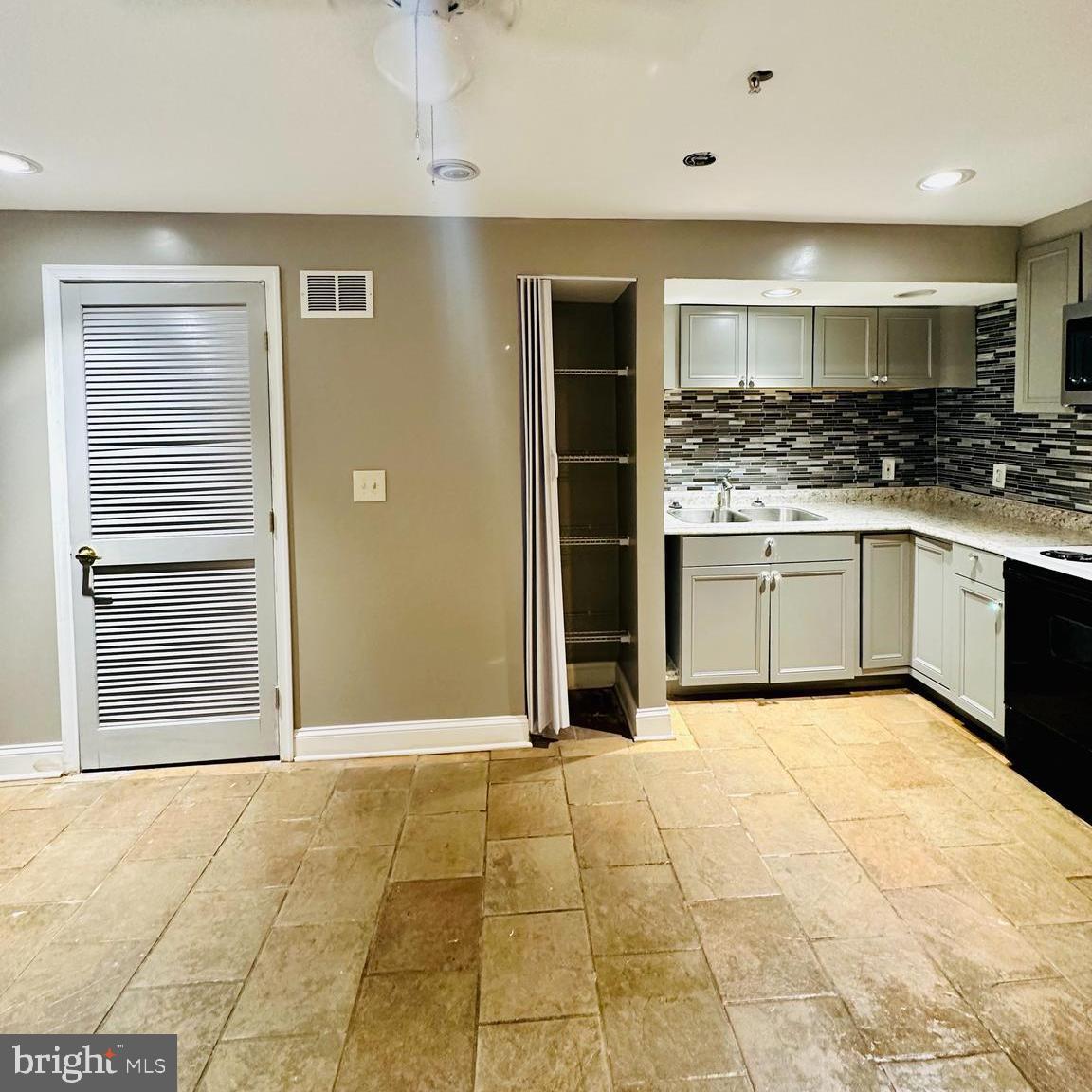 EAST HAMPTON - Residential Lease