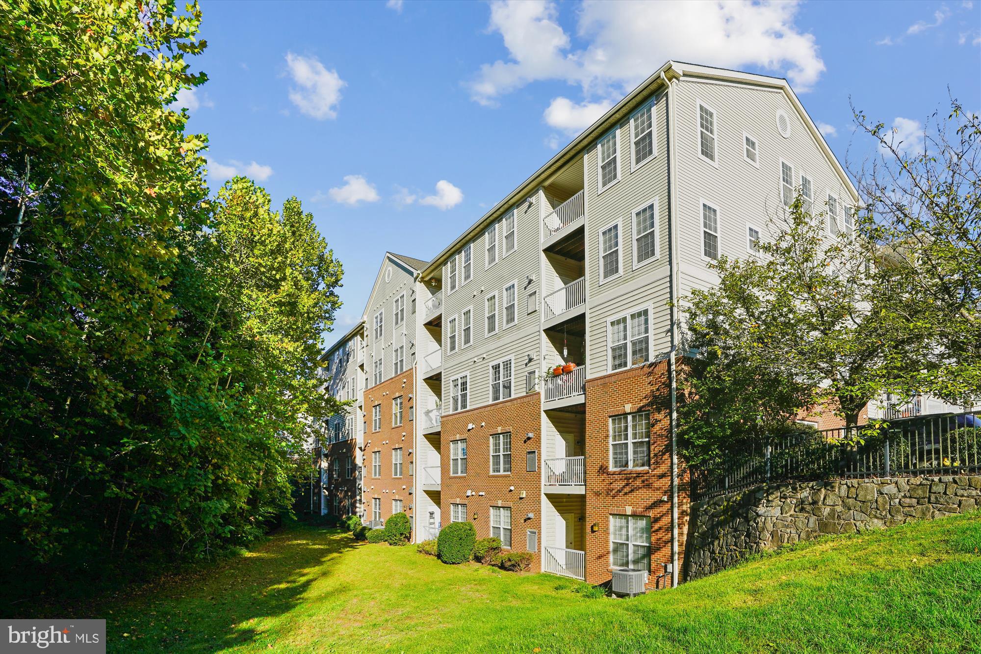 9720 HOLMES PLACE 004