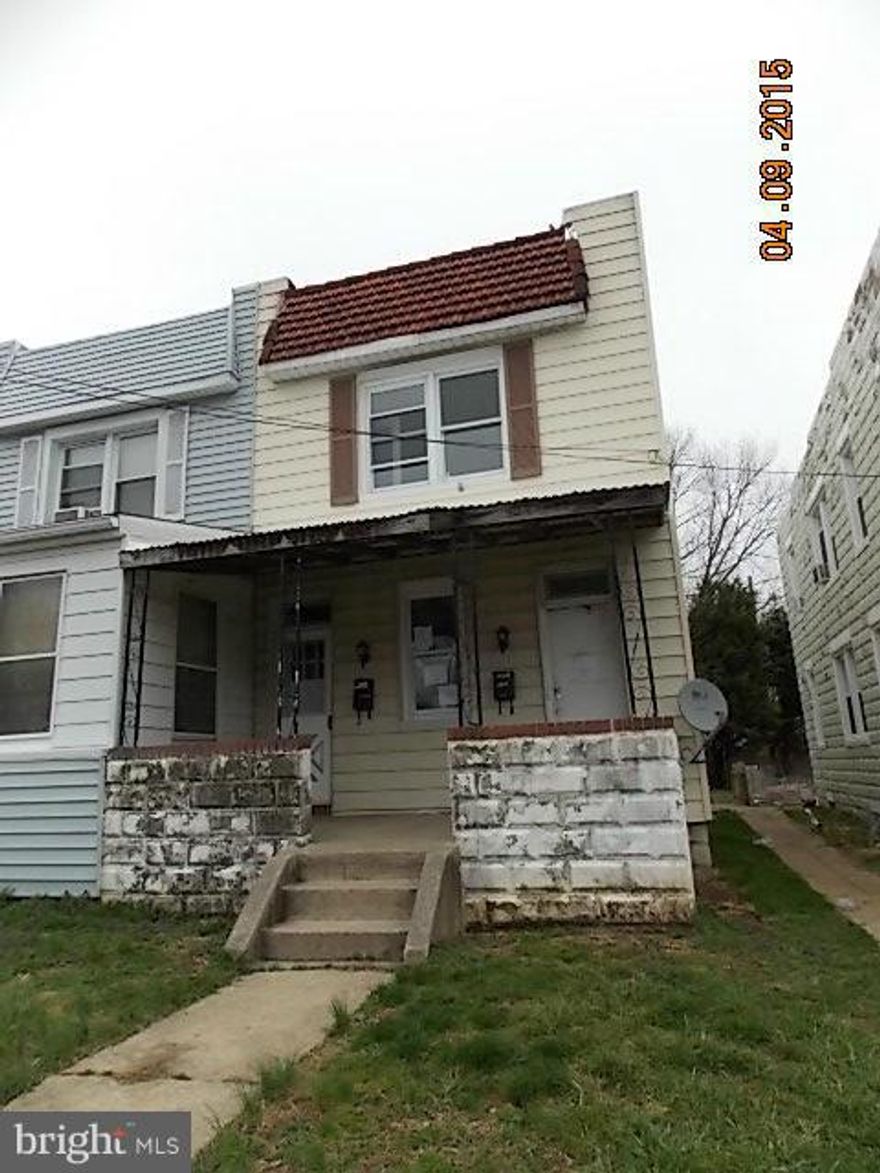 INVESTOR ALERT!  Configured  2, 1 BR/1BA units; Large covered front porch, fenced rear yard, hardwood floors in both units. Close to all major routes, 95/895. Property eligible under Freddie Mac First Look Initiative (homeowners only) thru 5/19/15.SOLD AS-IS.GR/HOA/FF fees & ZONING TBD by buyer.Seller pays NO transfer/ recordation costs.  >> AGENTS   SEE AGENT REMARKS FOR OFFER INSTRUCTIONS.