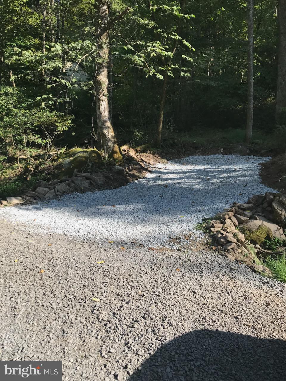 SKYLINE LAKES - Land