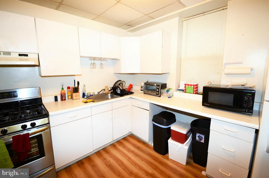 Adorable and extremely convenient rental property just steps away from the park and downtown Fells. Spacious master bedroom, wood floors, several closets for storage and washer and dryer in the unit! Enjoy a shared deck with great city views.