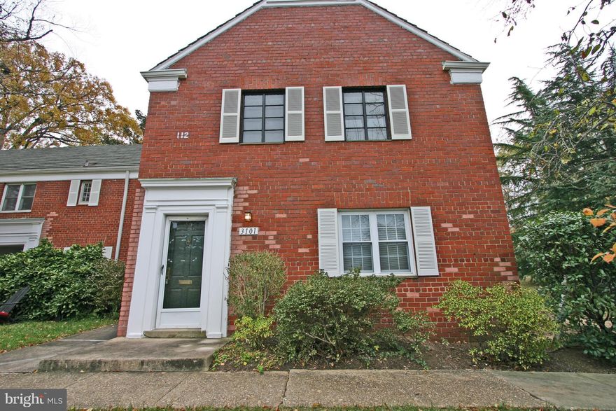 Vacant, clean and ready to go! Immediate occupancy available. Large one-bedroom upstairs unit with newly refinished hardwood floors has been freshly painted. Great closet space. Quiet location close to 395, Pentagon, DC, Old Town, PTO, National Airport, as well as Shirlington shops and restaurants. Plenty of parking. Community w/ 3 pools, exercise & party rooms.