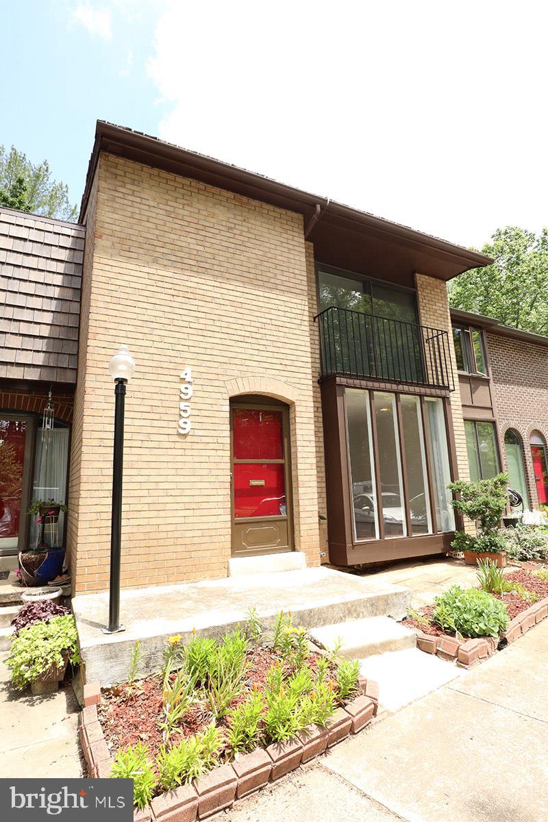 AMERICANA FAIRFAX - Residential