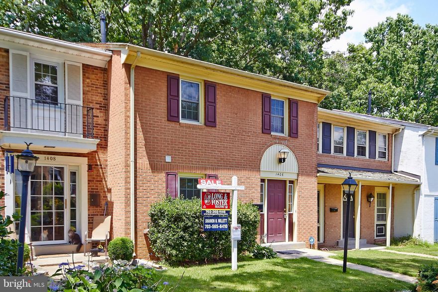 LOCATION!LOCATION!LOCATION! MINUTES FROM 95 AND OLD BRIDGE ROAD. INTERIOR 3 BDRM 3 BATH TH IN THE GREENWICH HILL COMMUNITY.  WELL KEPT TH WITH LITTLE WATER DAMAGE IN THE DR. OPEN KIT WITH UPDATED CABINETRY. SEP DR OF OFF KIT. OPEN FAMILY ROOM LEADING TO DECK OVERLOOKING A WOODED STREAM.  SUBJECT TO THIRD PARTY APPROVAL. ONE BANK. CALL LA B4 SHOWING - SOLD AS IS - THANK YOU FOR SHOWING