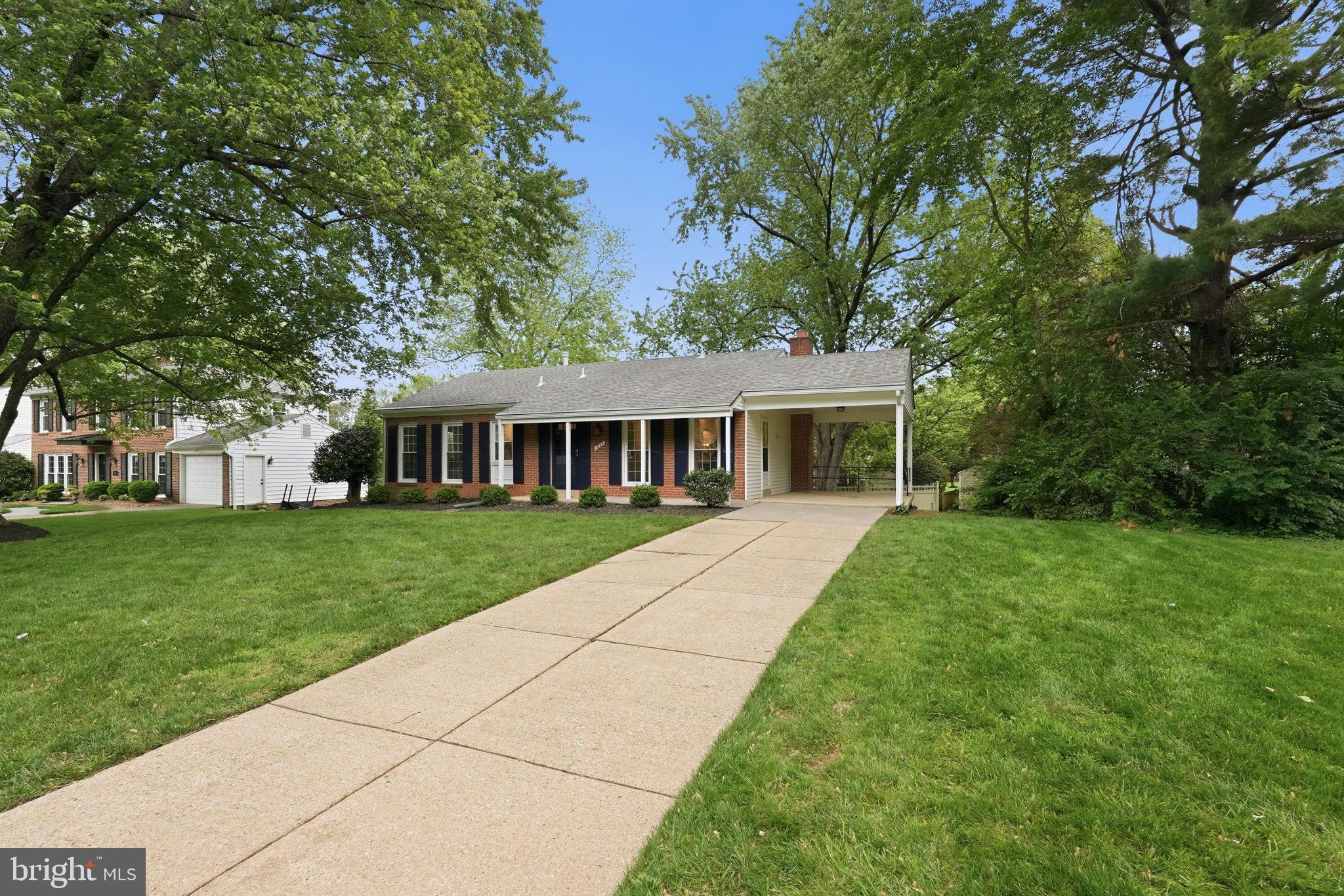 1827 ABBOTSFORD DRIVE