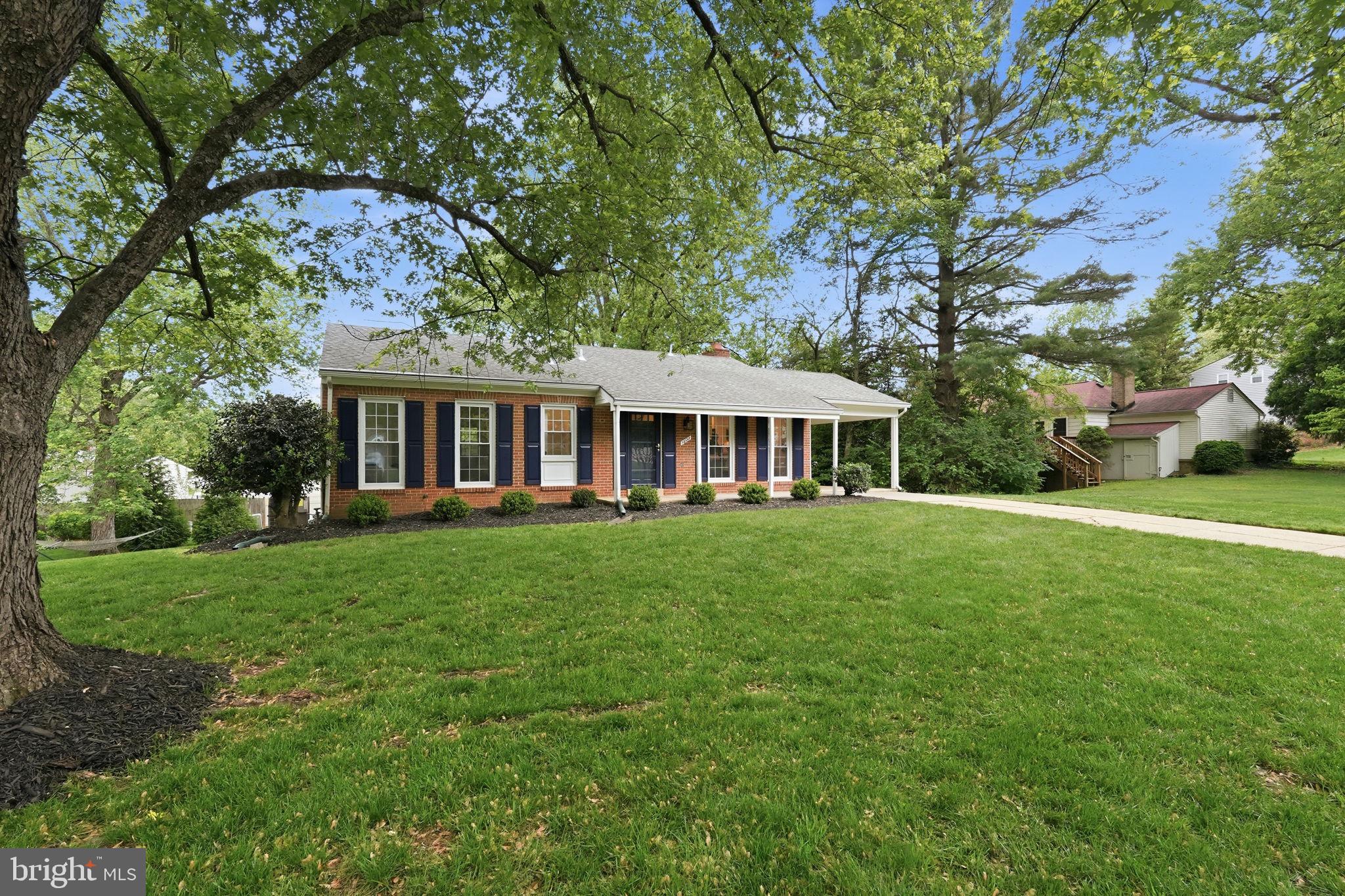 1827 ABBOTSFORD DRIVE