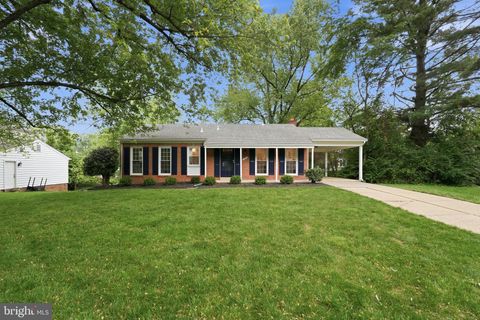 Photo of 1827 Abbotsford Drive, VIENNA, VA 22182 (MLS # VAFX2311502)
