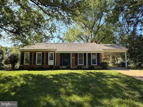 Photo of 1827 Abbotsford Drive, VIENNA, VA 22182 (MLS # VAFX2311502)