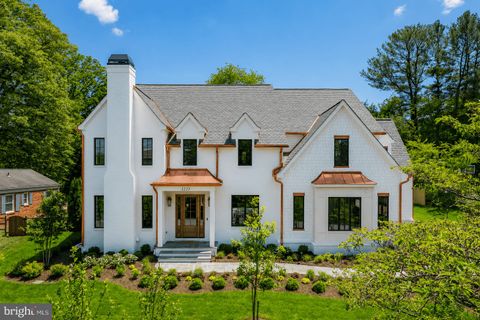 Photo of 1223 Somerset Drive, MCLEAN, VA 22101 (MLS # VAFX2291374)