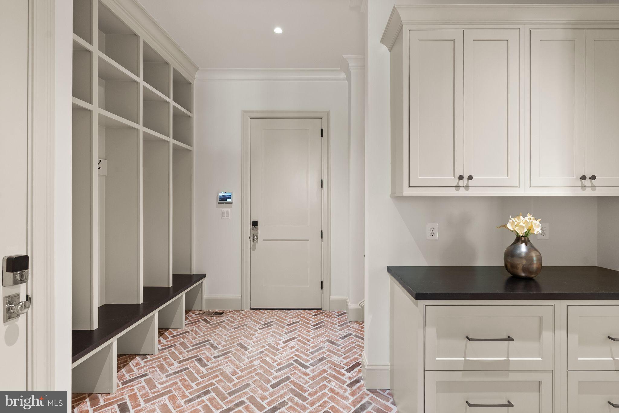 CLEARVIEW MANOR - Residential