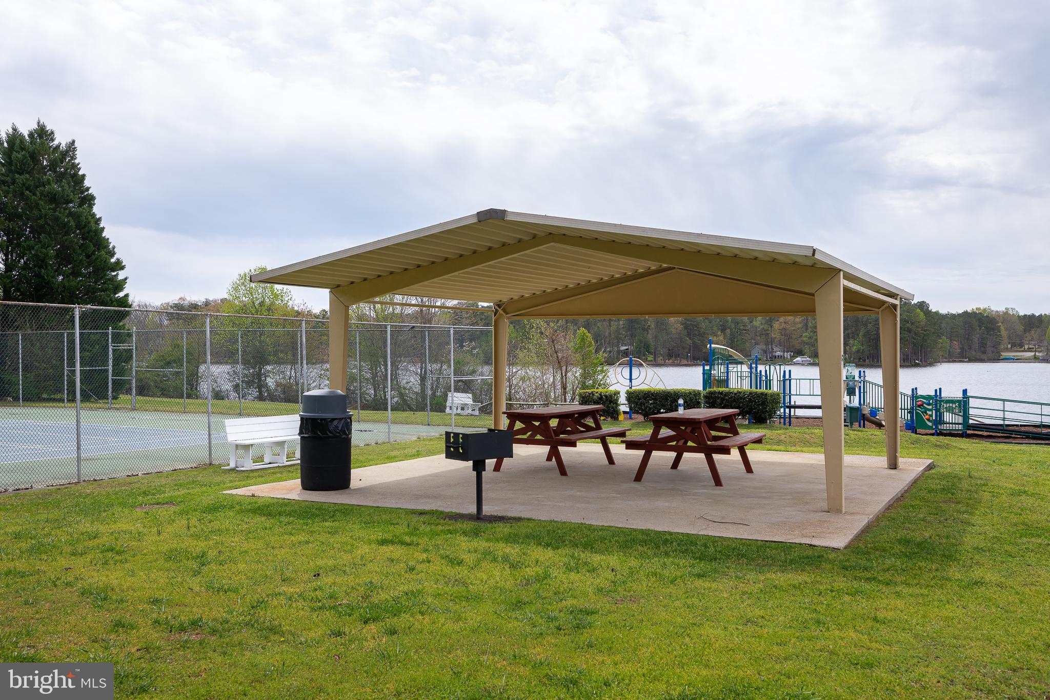 LAKE CAROLINE - Residential