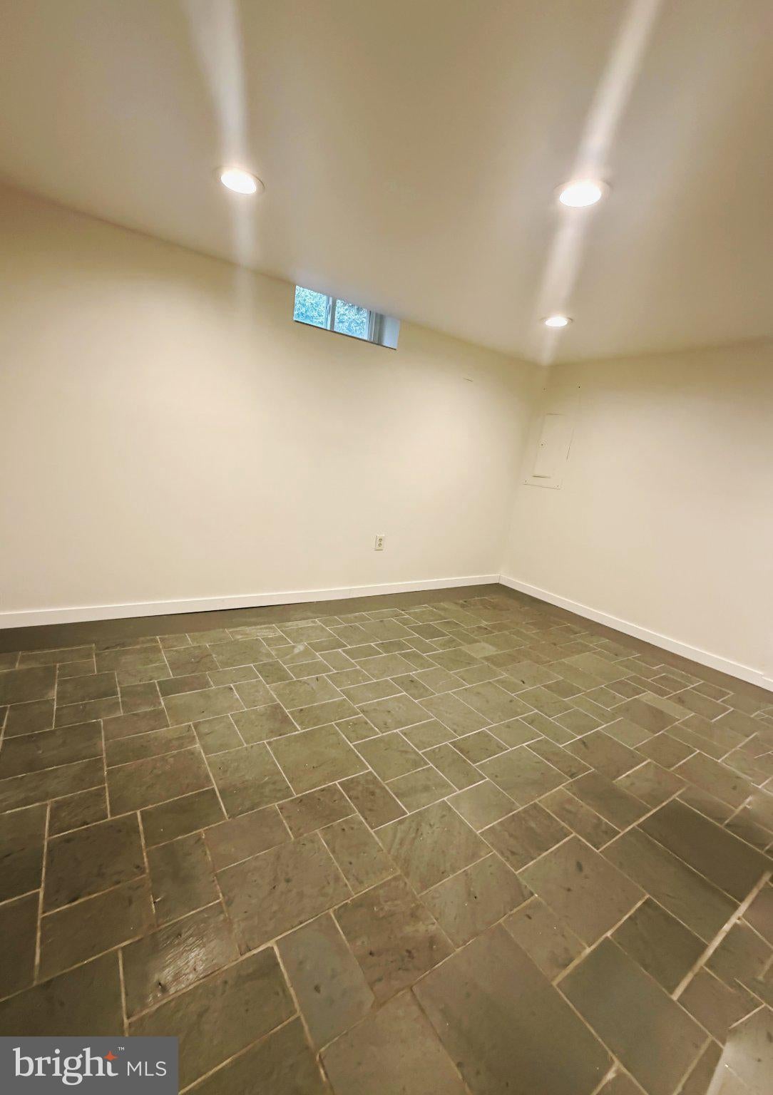2302 E RANDOLPH AVENUE BASEMENT