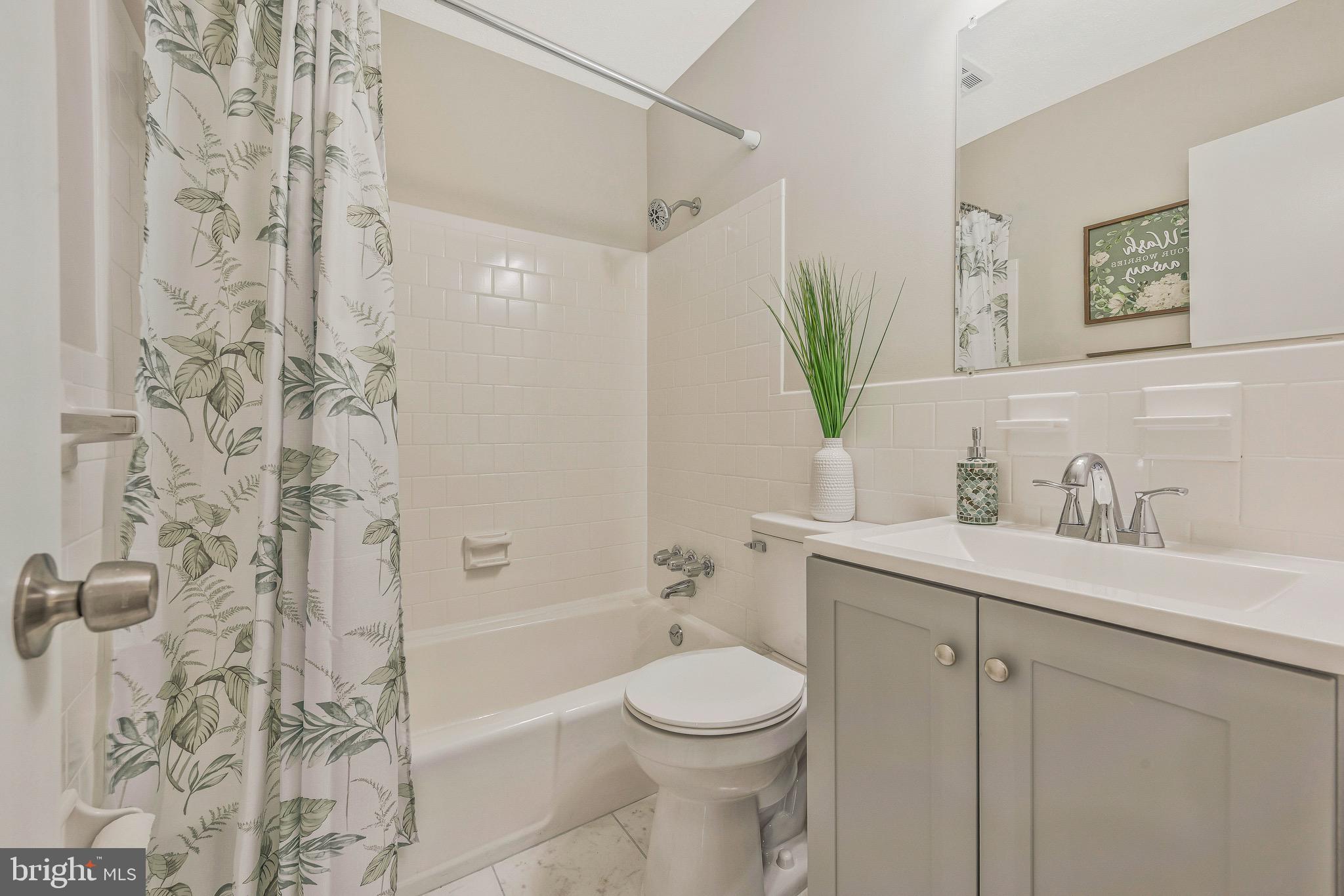 CHRIS MAR MANOR - Residential