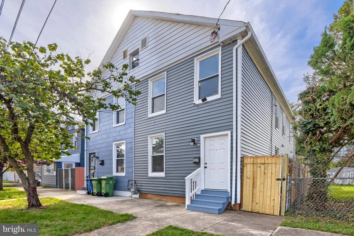 537 E Pontiac Avenue