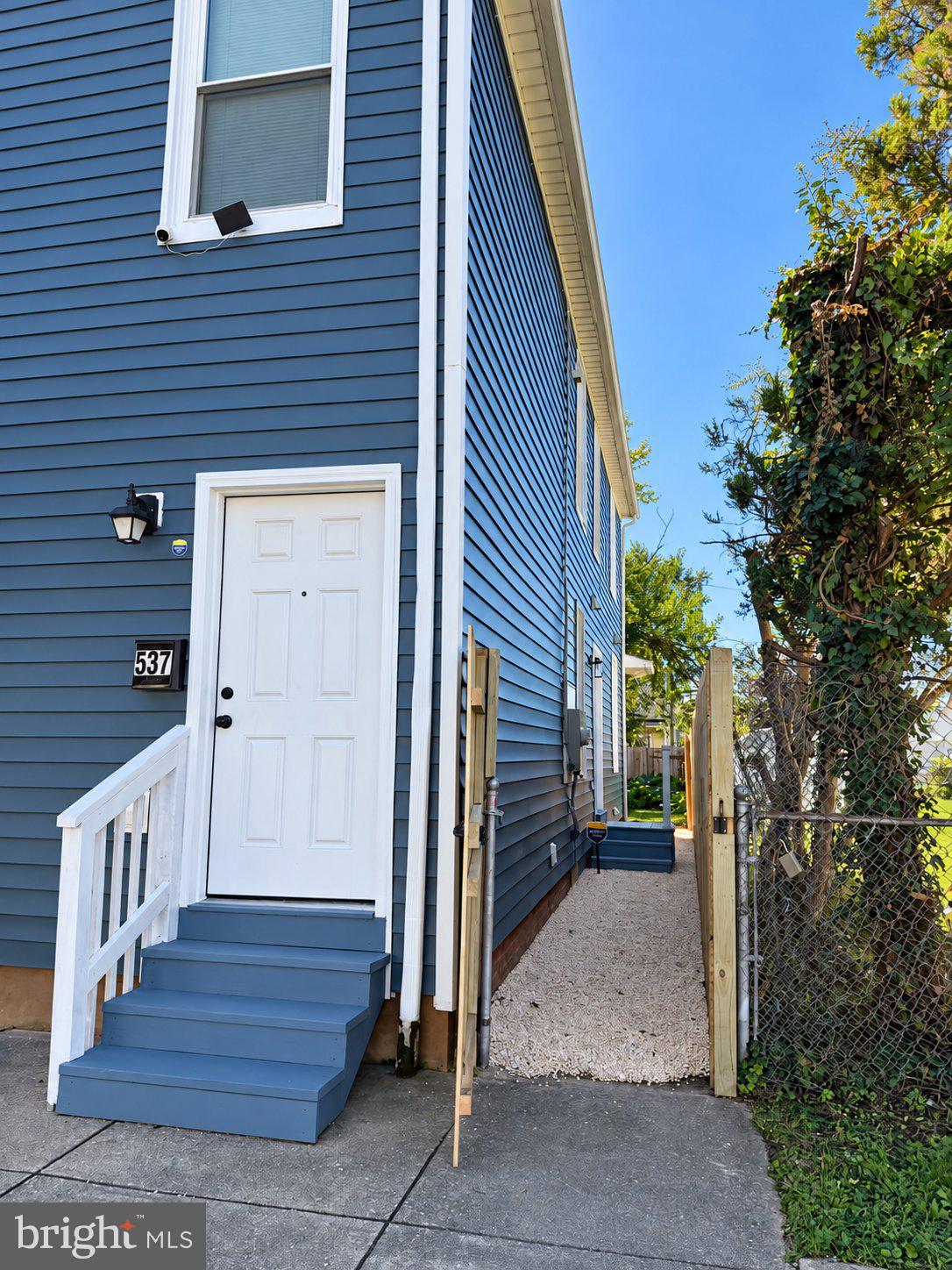 537 E PONTIAC AVENUE