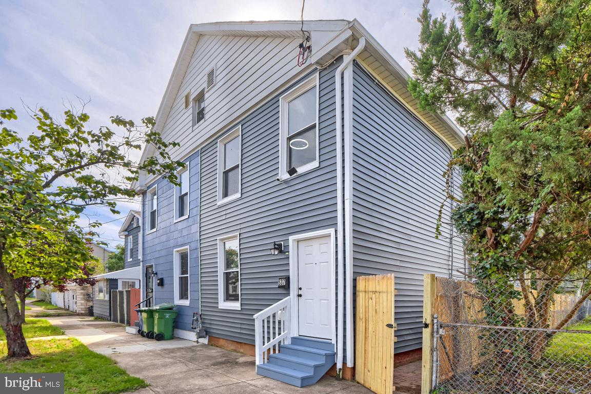 537 E PONTIAC AVENUE