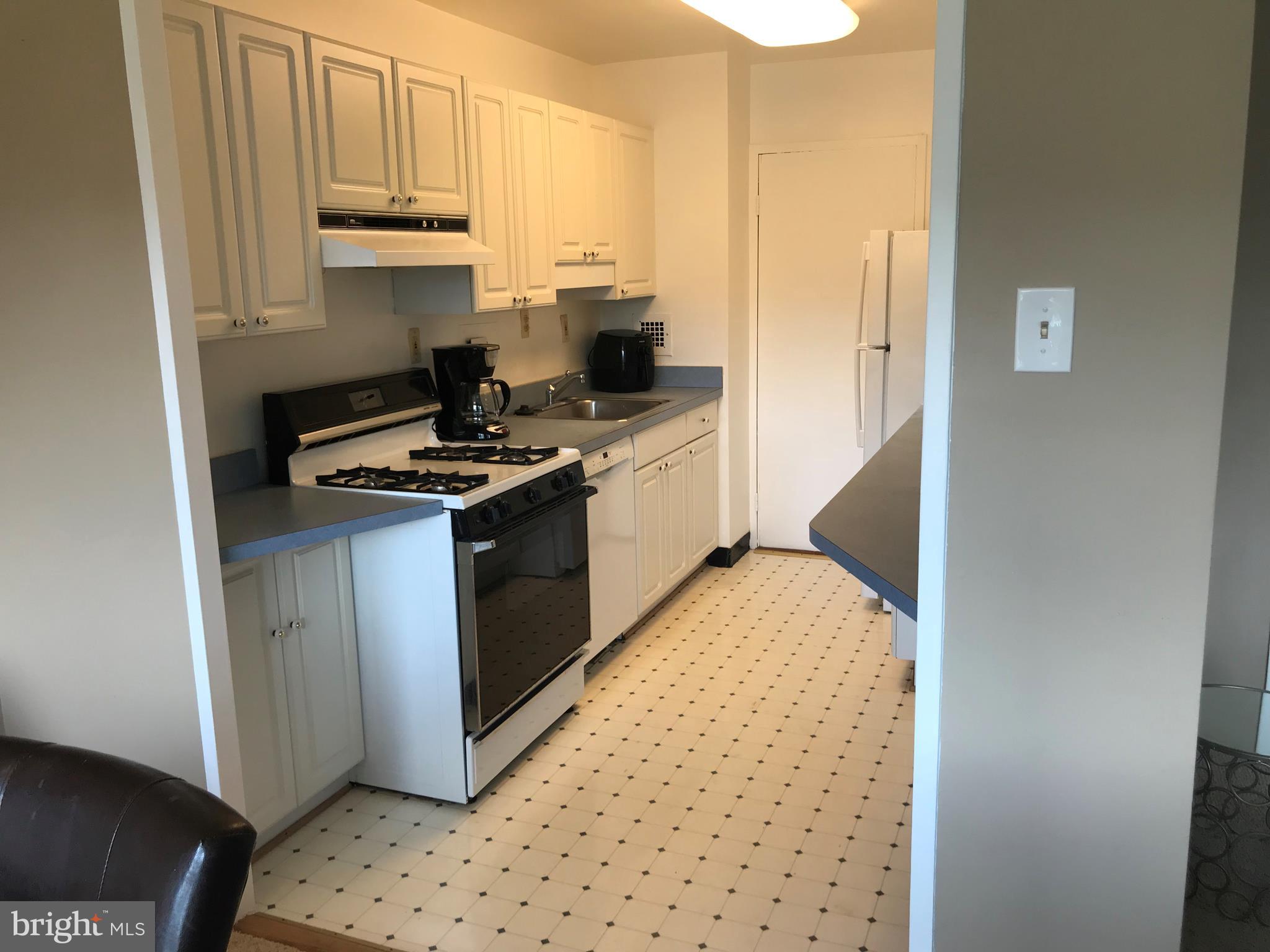 RIVER TOWERS - Residential Lease