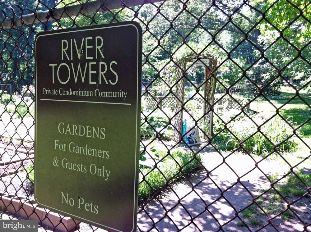 RIVER TOWERS - Residential Lease