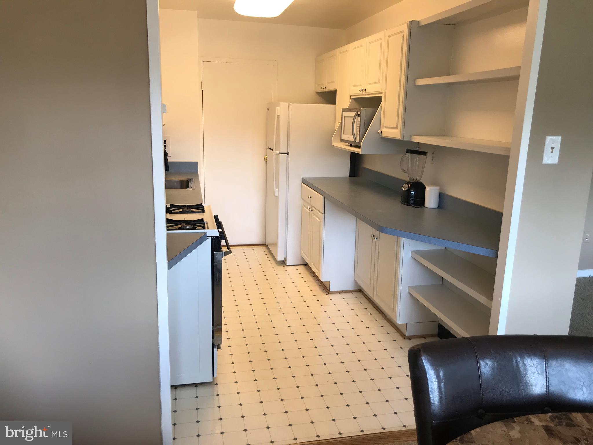 RIVER TOWERS - Residential Lease