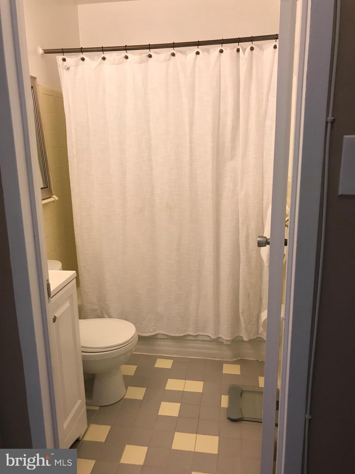 RIVER TOWERS - Residential Lease