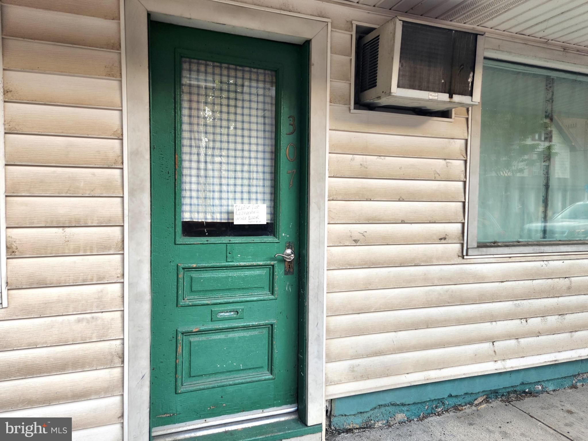 Easy commute to HBG. Sweet 1 bedroom 2nd floor apartment located in the boro of Newport. Laundry hook-ups for your washer/dryer. Water, sewer and HEAT INCLUDED in rent. You pay electric. On-line application required. No pets. Call for all details.